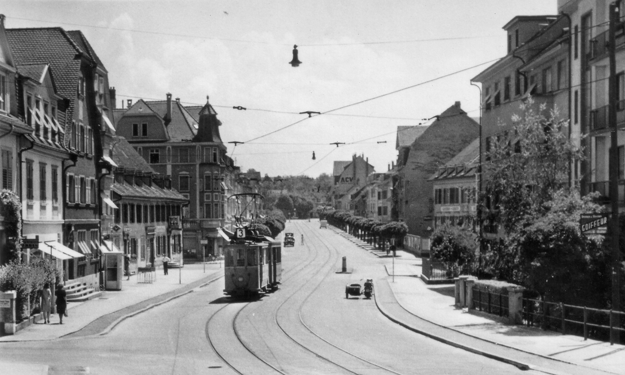 Die Hauptstrasse ca. 1953, ziemlich autofrei. Quelle: look-back.ch, Fotograf unbekannt.