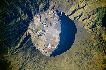 Tambora-Krater_NASAEarthObservatory_360p