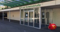 Der Eingang zur Birsfelder Schwimmhalle