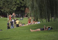 Liegende Badegäste am Birsköpfli